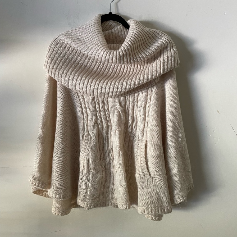DIVIDED H&M Asymmetric Poncho. Ivory Ladies size L